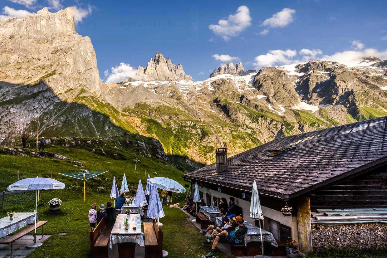 Gäste auf der Hobiel-Alp, alle warten auf den Sonnenuntergang und das Alpenglühen am Großen Spannort / © Foto: Georg Berg